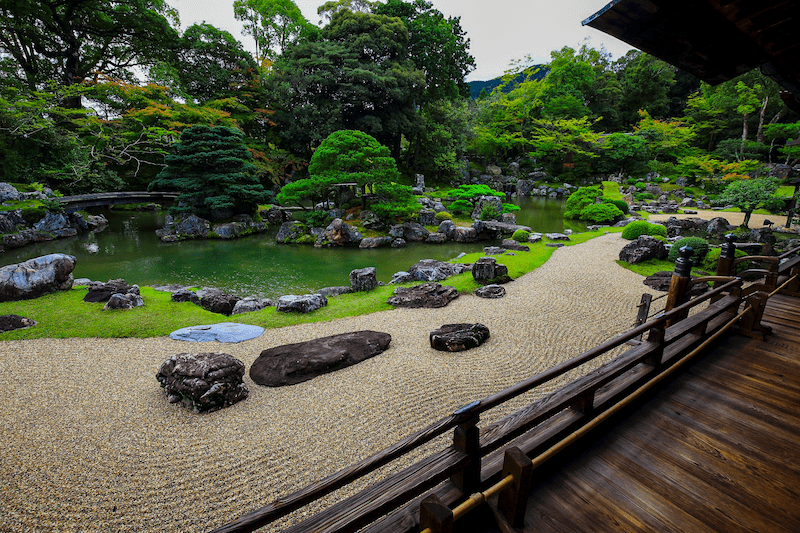 Sân vườn cực đẹp với hồ cá phía trước sân